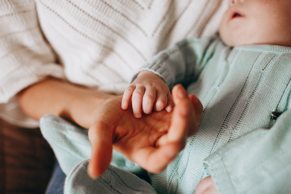 Main de maman et main de bébé