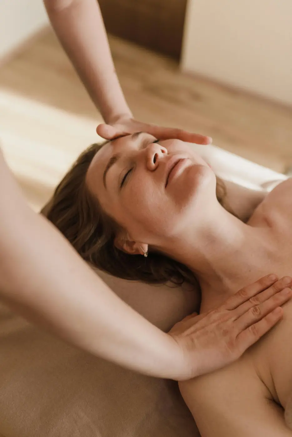 une femme se fait masser
